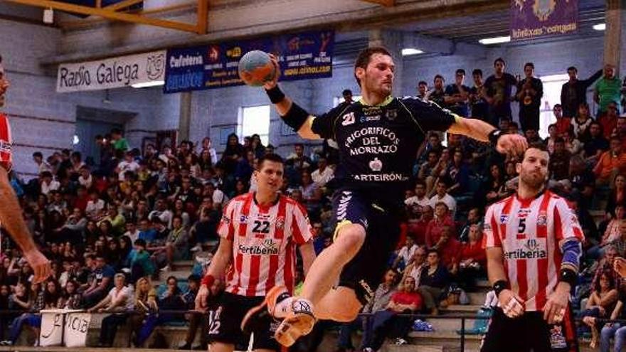 Adrián Rosales en el partido ante el Sagunto. // Gonzalo Núñez