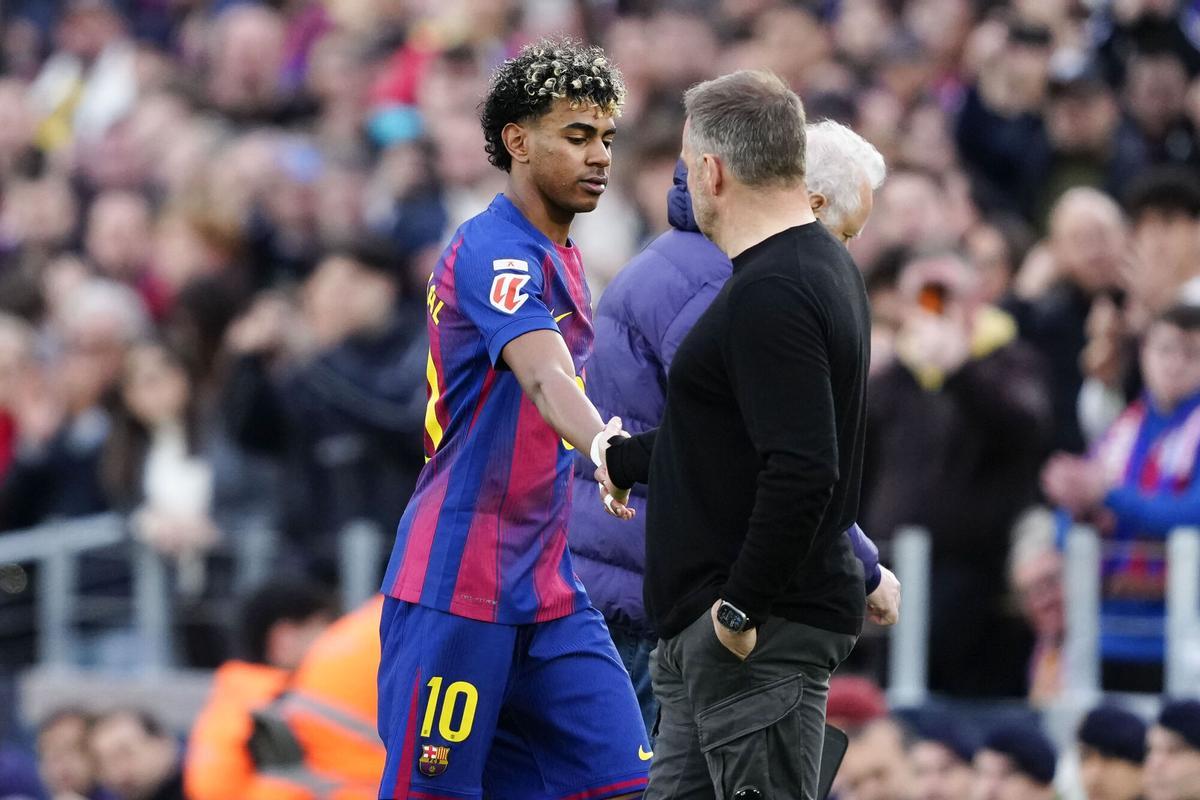 El delantero del Barcelona Lamine Yamal y el entrenador del Barcelona Hans-Dieter Flick, durante el partido de la jornada 26 de LaLiga entre el Barcelona y el Villarreal