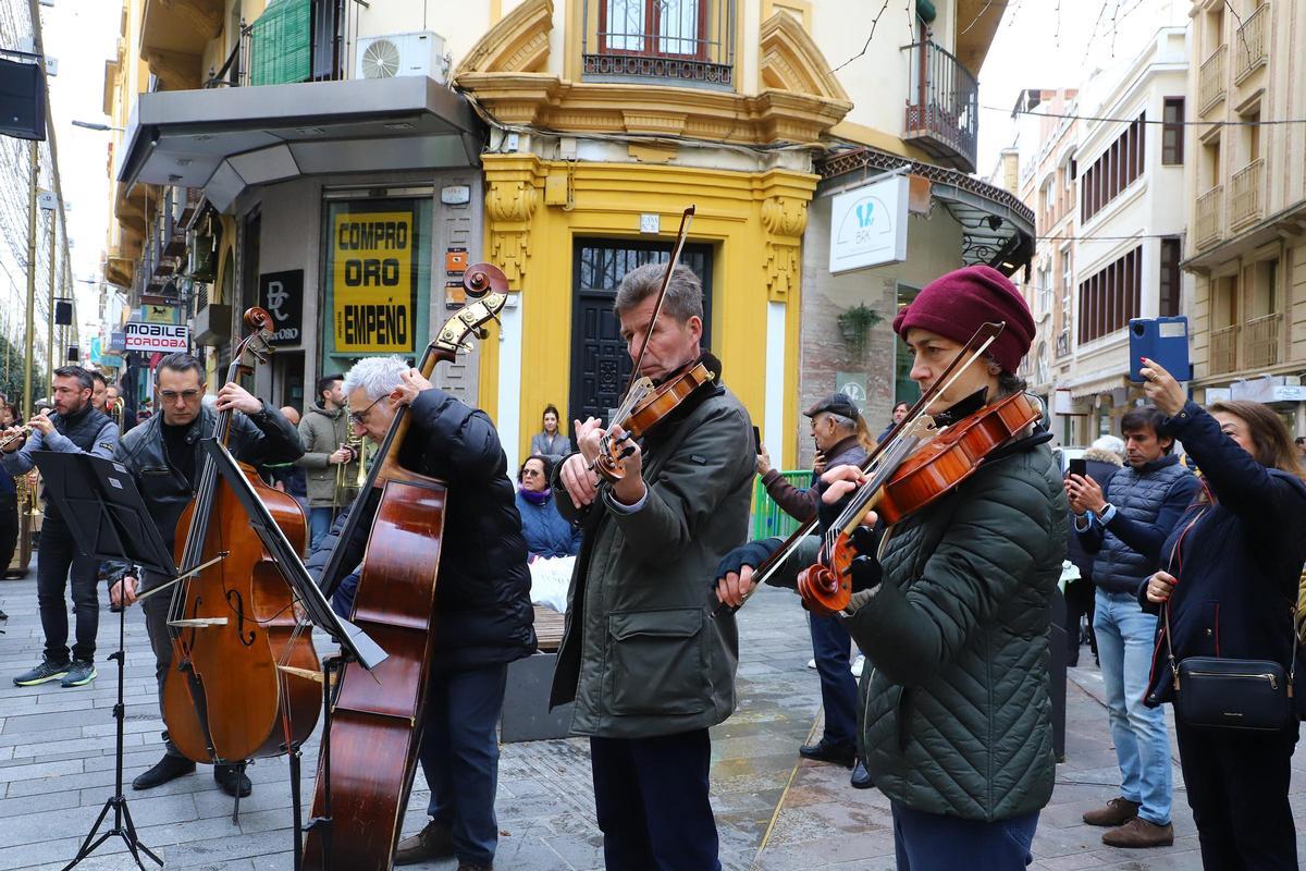 La Orquesta de Córdoba inerpretando Adeste Fideles en la calle Cruz Conde