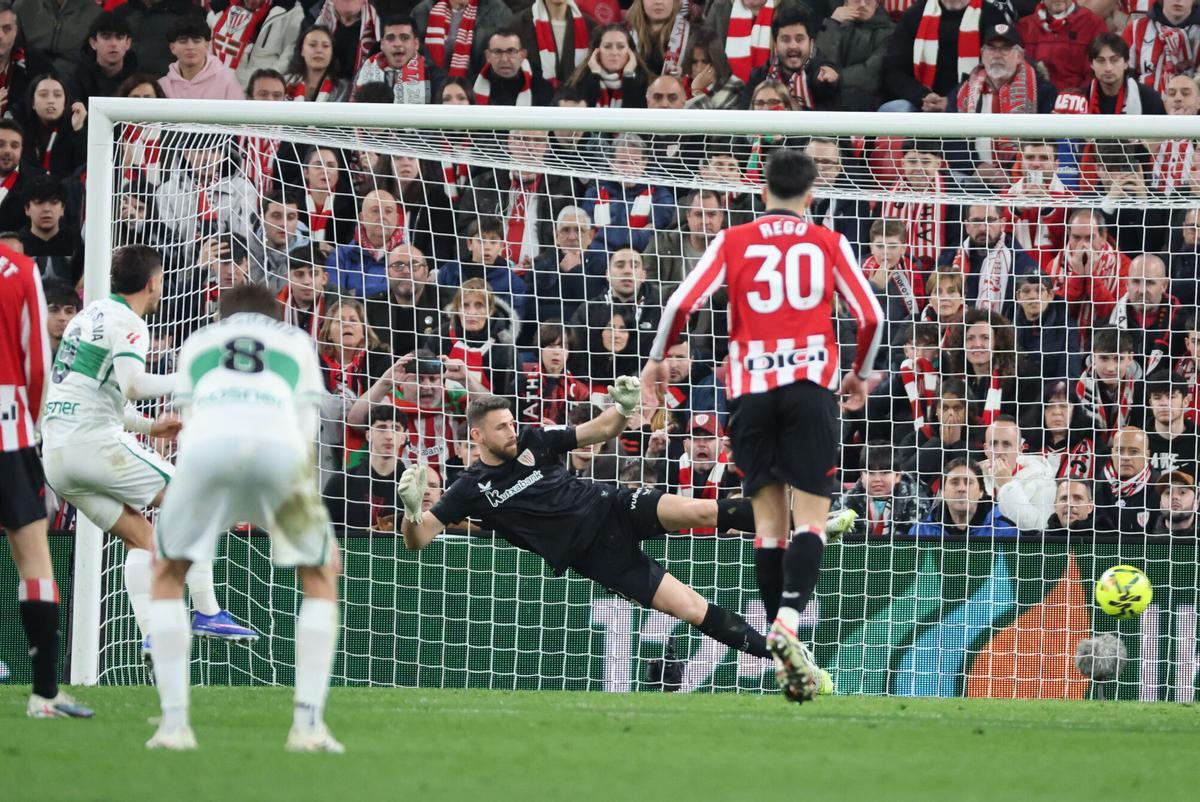 BILBAO, 20/02/2026.- El delantero del Elche André Silva (i) marca su gol de penalti durante el partido correspondiente a la jornada 25 de LaLiga que Athletic Club y Elche CF disputan este viernes en el estadio de San Mamés, en Bilbao. EFE/Luis Tejido