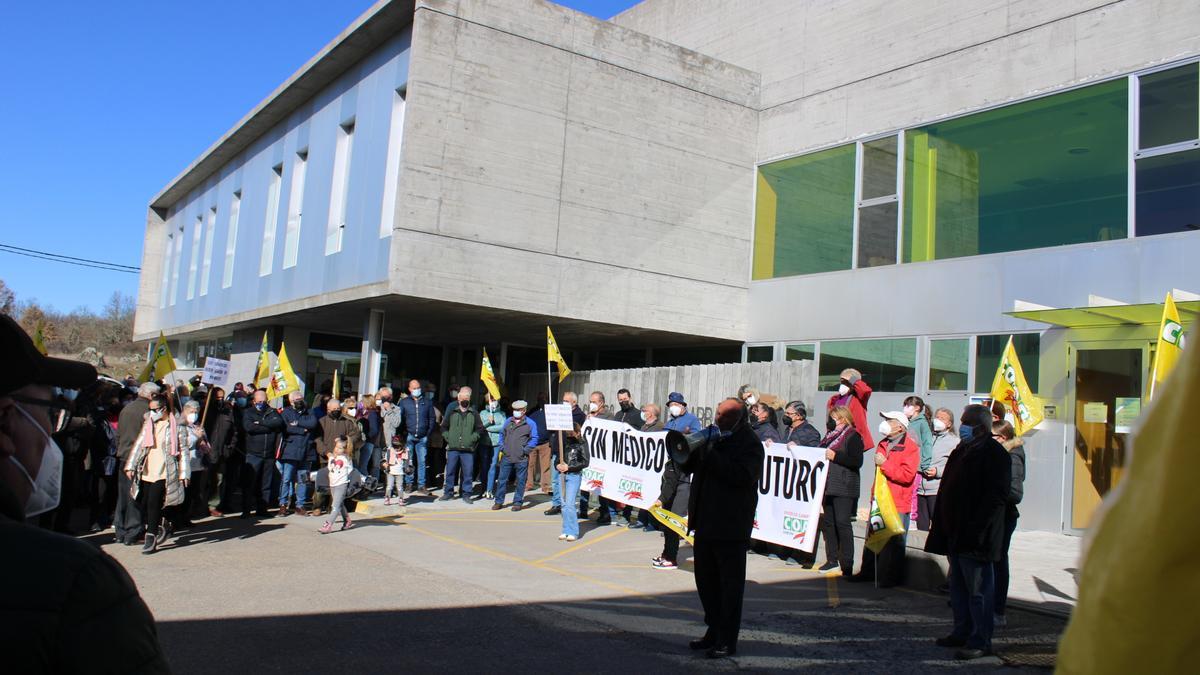 Los manifestantes a las puertas del nuevo centro de salud de Mombuey