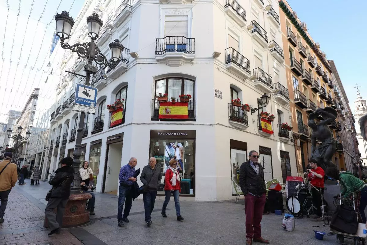 EN IMÁGENES | Las banderas vuelven a tomar protagonismo en los balcones de Zaragoza