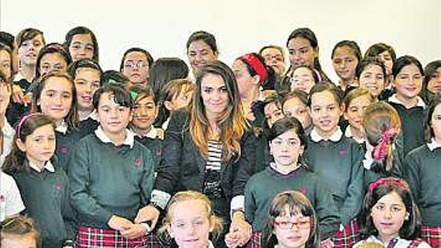 Miriam Fernández, en el centro, rodeada de los escolares.