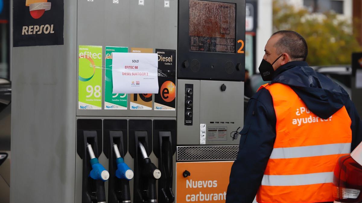 HUELGA DE TRANSPORTISTAS EN CÓRDOBA | Gasolineras de Córdoba se quedan sin  combustible por la huelga en el transporte