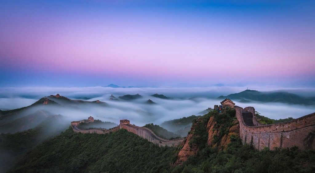 La niebla también cubre grandes zonas de los largos caminos de la muralla