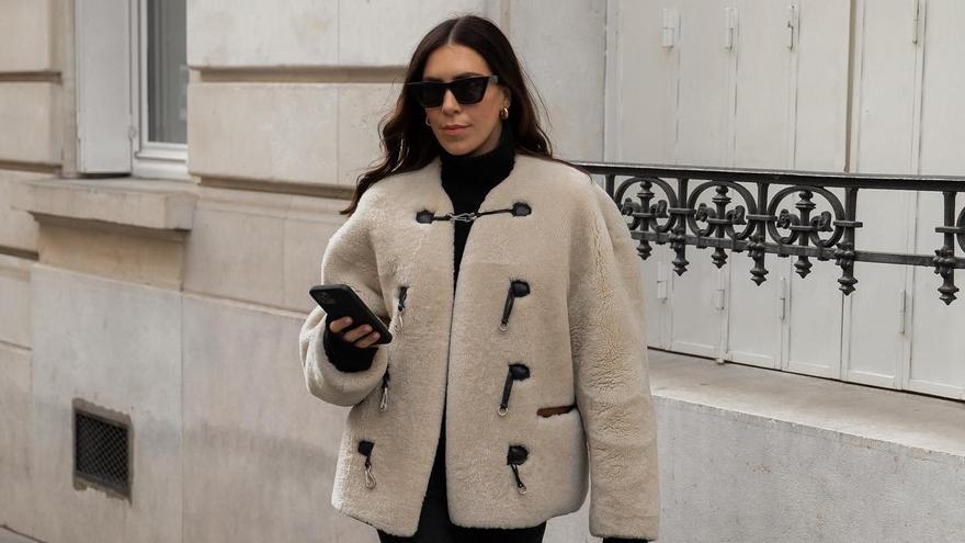 El abrigo de borreguito viral de Mango es el más deseado entre las expertas en moda