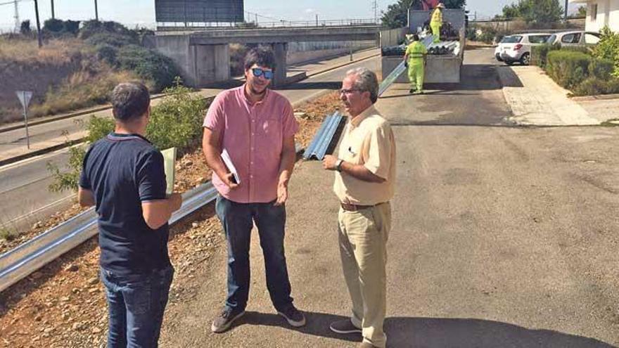 García, con los técnicos durante el montaje de la valla.