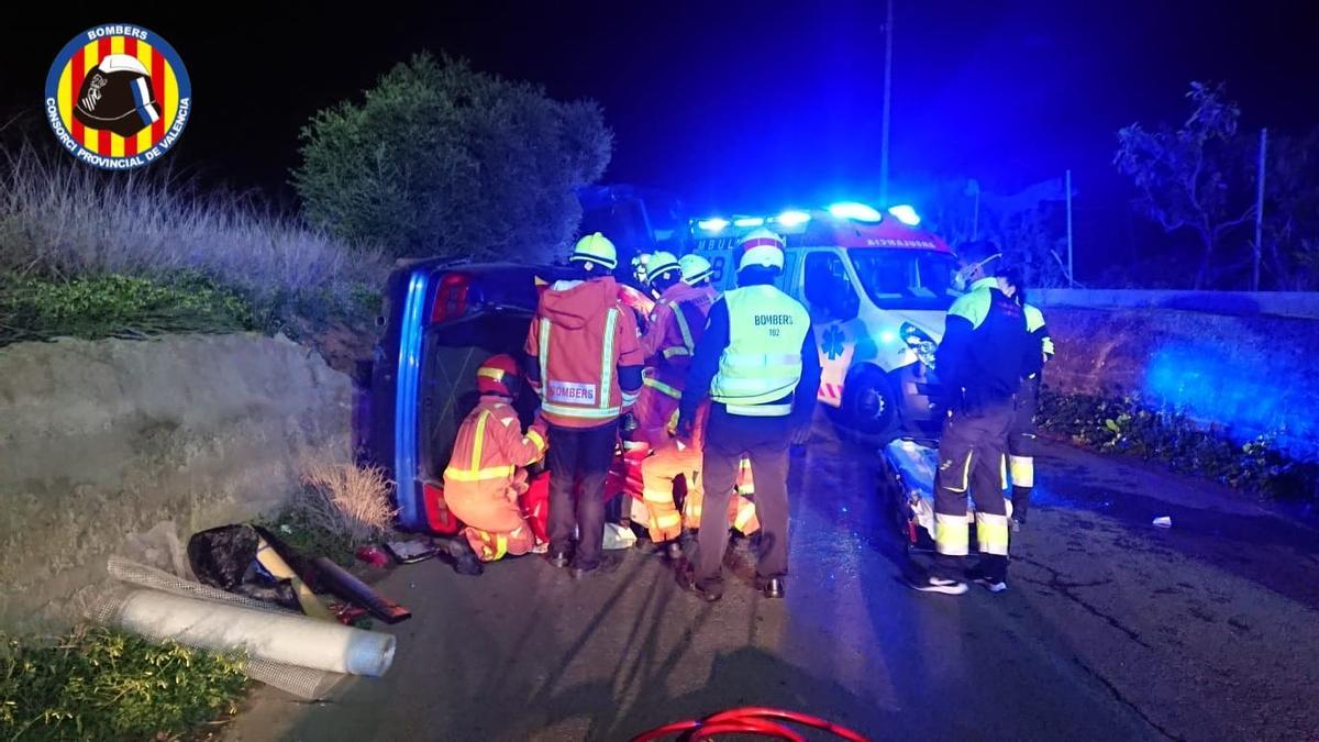 Dos jóvenes heridos cuando viajaban con su coche en Rafelbunyol
