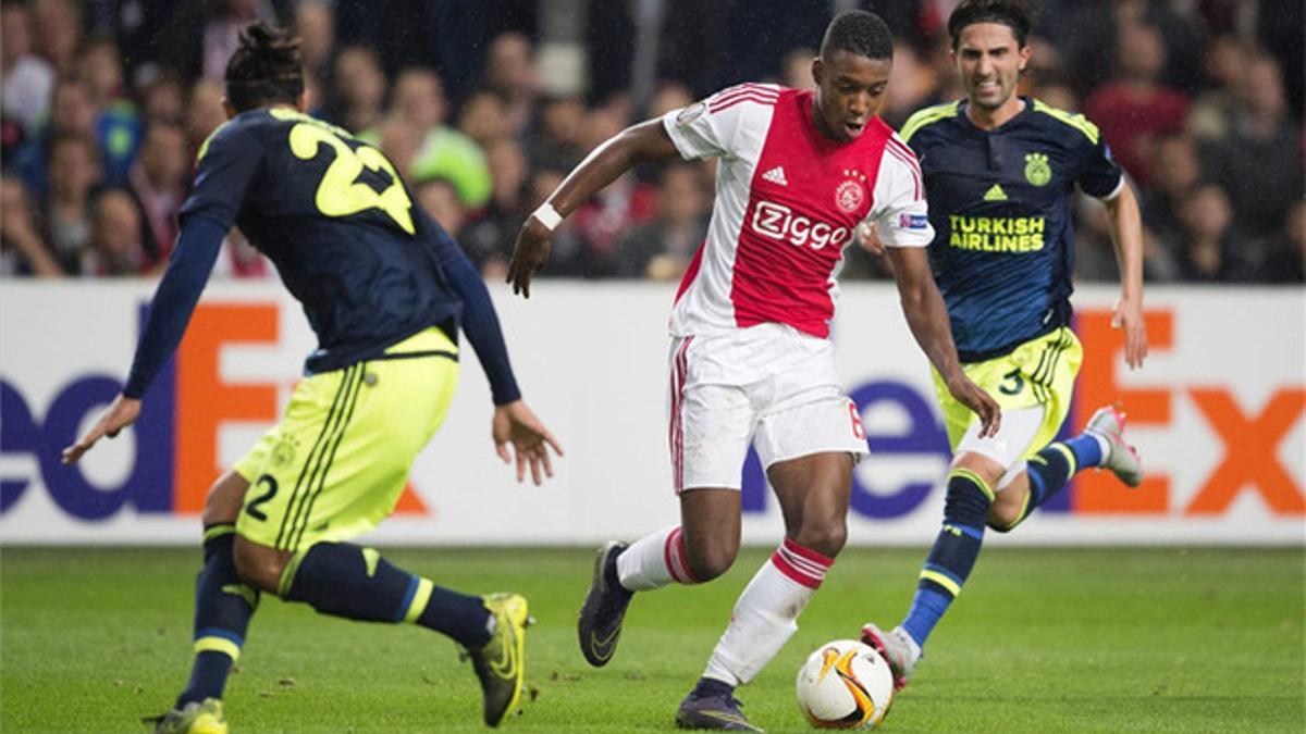 Riechedly Bazoer, en un encuentro de la Europa League ante el Fenerbahçe