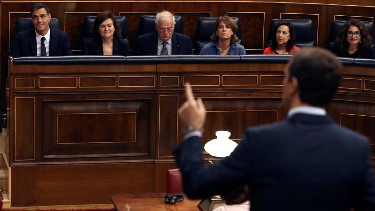 Pablo Casado dirigiéndose a la bancada del Gobierno.