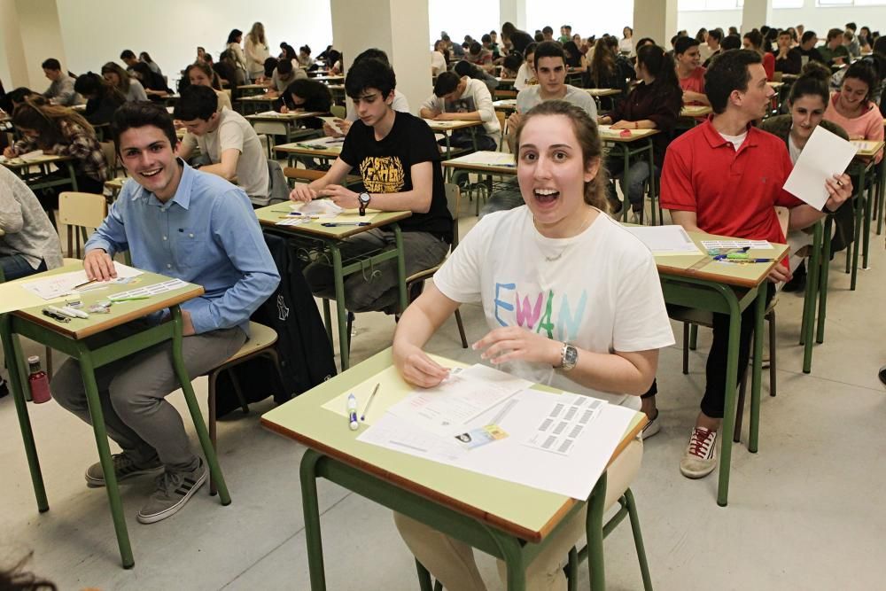 Alumnos se examinan de la PAU en Gijón