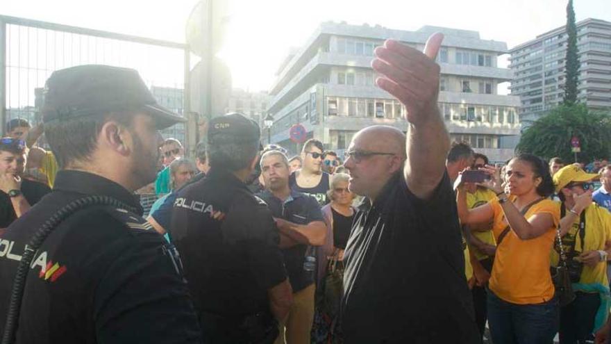 Marineros del cerco arropan a los compañeros acusados de disturbios en Vigo.