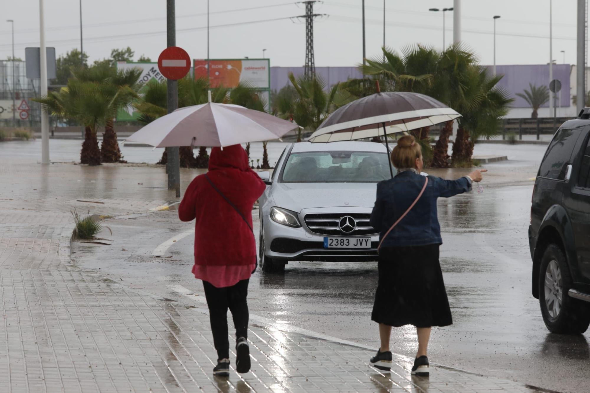 Aparatoso accidente en Elche en debido a la lluvia