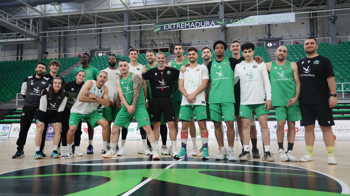 Jugadores y técnicos del Cáceres, antes de la disputa de la eliminatoria ante el Palmer Basket.