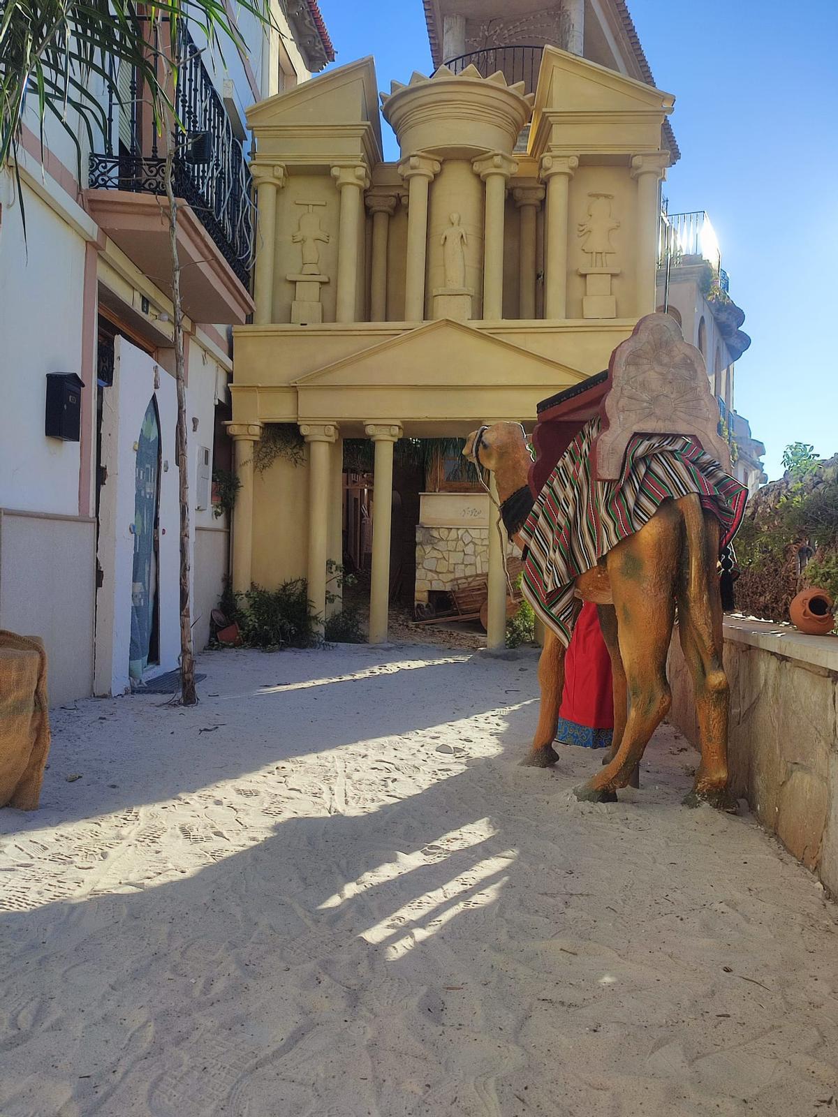 Un camello, a punto de llegar a la recreación del monasterio de Petra.