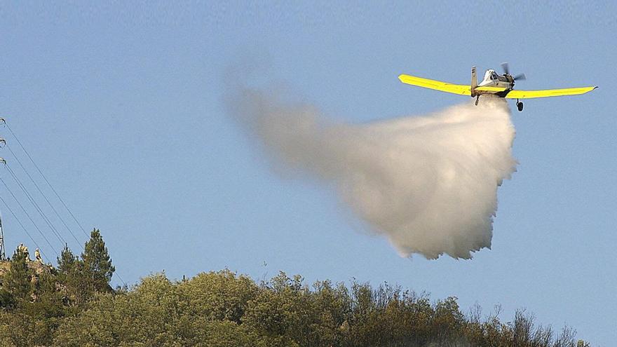 Un avión de carga en tierra participando en un incendio en Ourense.