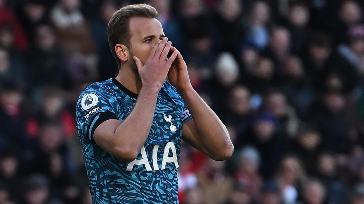 Harry Kane se lamenta tras fallar una ocasión