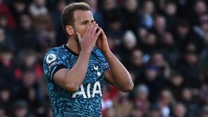 Harry Kane se lamenta tras fallar una ocasión