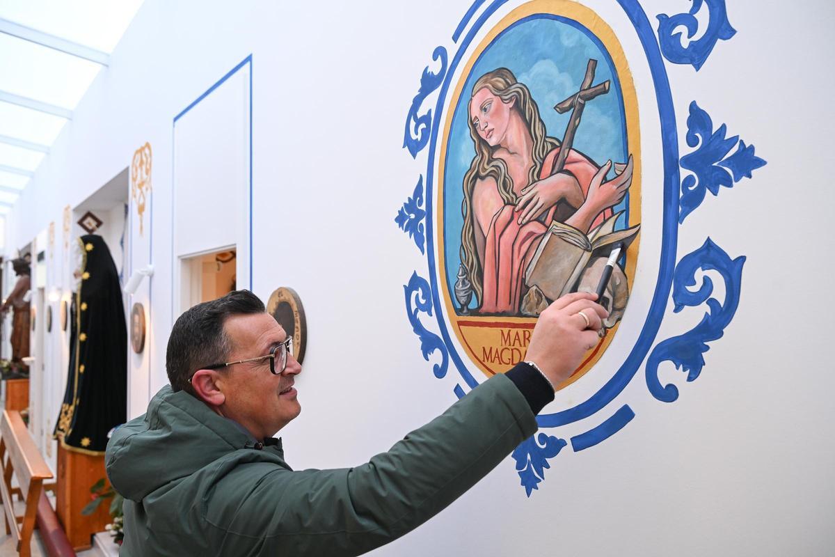 El sacerdote retoca una de sus obras en La Marina de Elche
