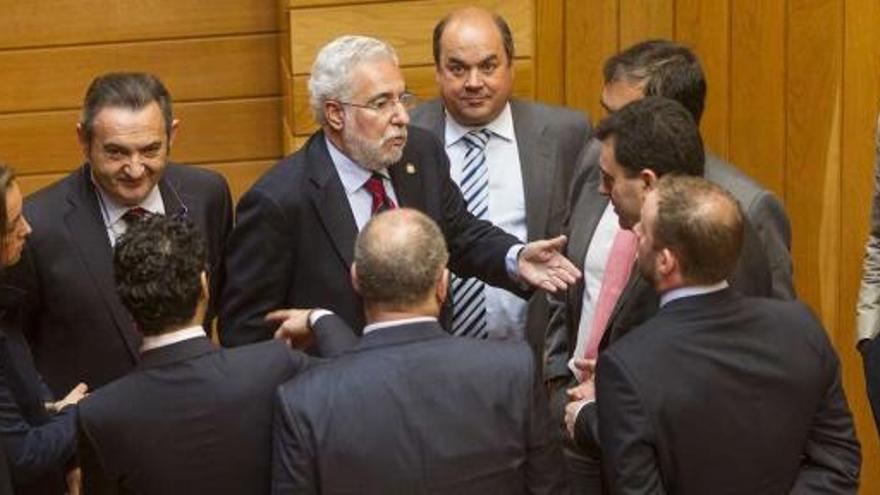 Miguel Santalices, centro, conversa con los diputados del PP tras la suspensión de la sesión durante quince minutos.  // Óscar Corral