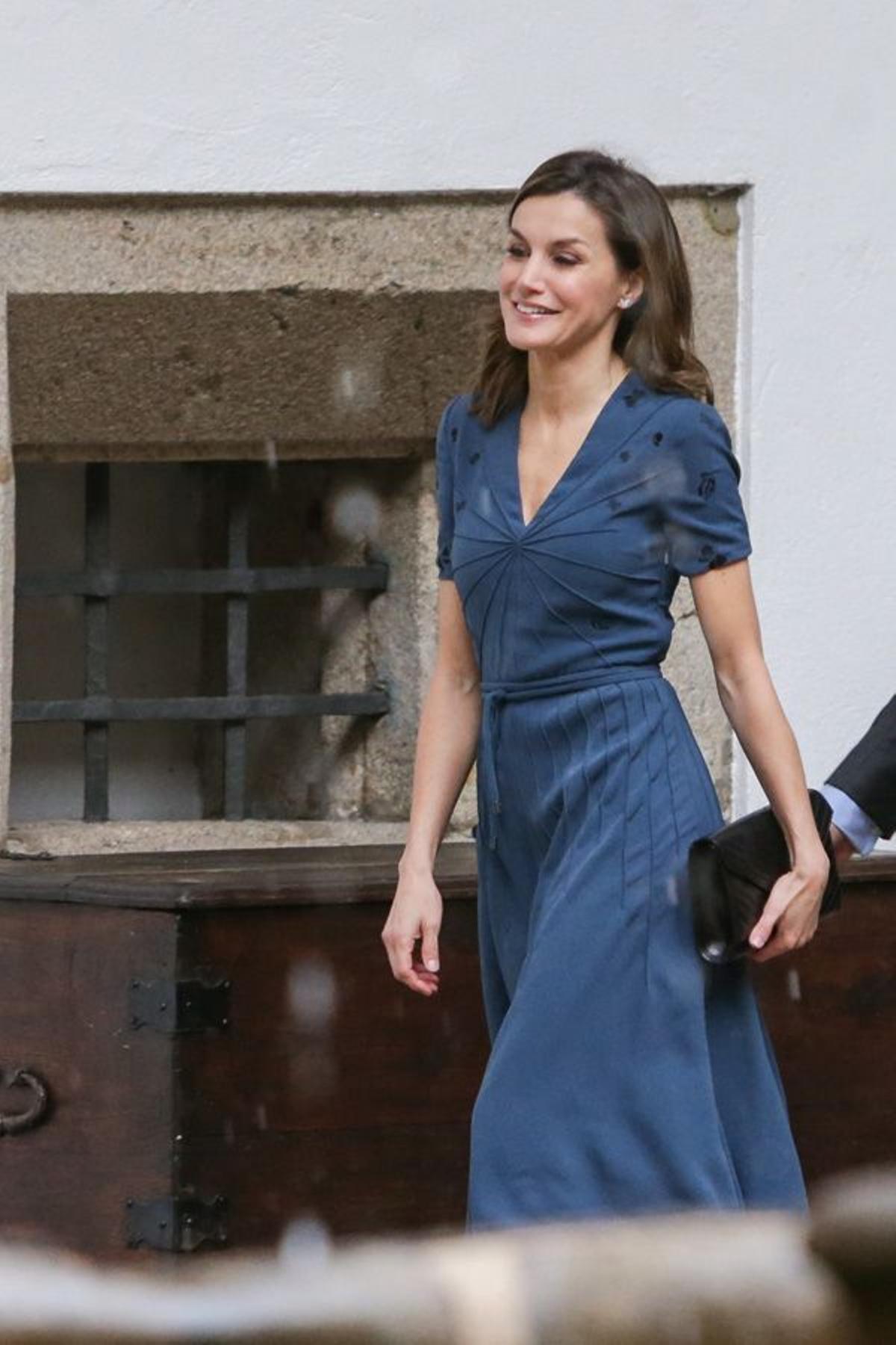 Letizia Ortiz en Santiago de Compostela con vestido de manga corta en color azul