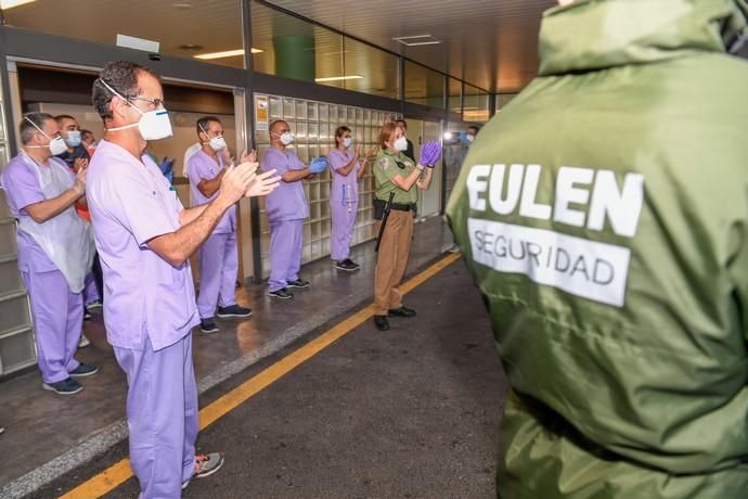 23-04-20  LAS PALMAS DE GRAN CANARIA. HOSPITAL UNIVERSITARIO DOCTOR NEGRIN. LAS PALMAS DE GRAN CANARIA. Reconocimiento del personal de seguridad privada a la labor que hace el personal sanitario.  Fotos: Juan Castro.  | 23/04/2020 | Fotógrafo: Juan Carlos Castro