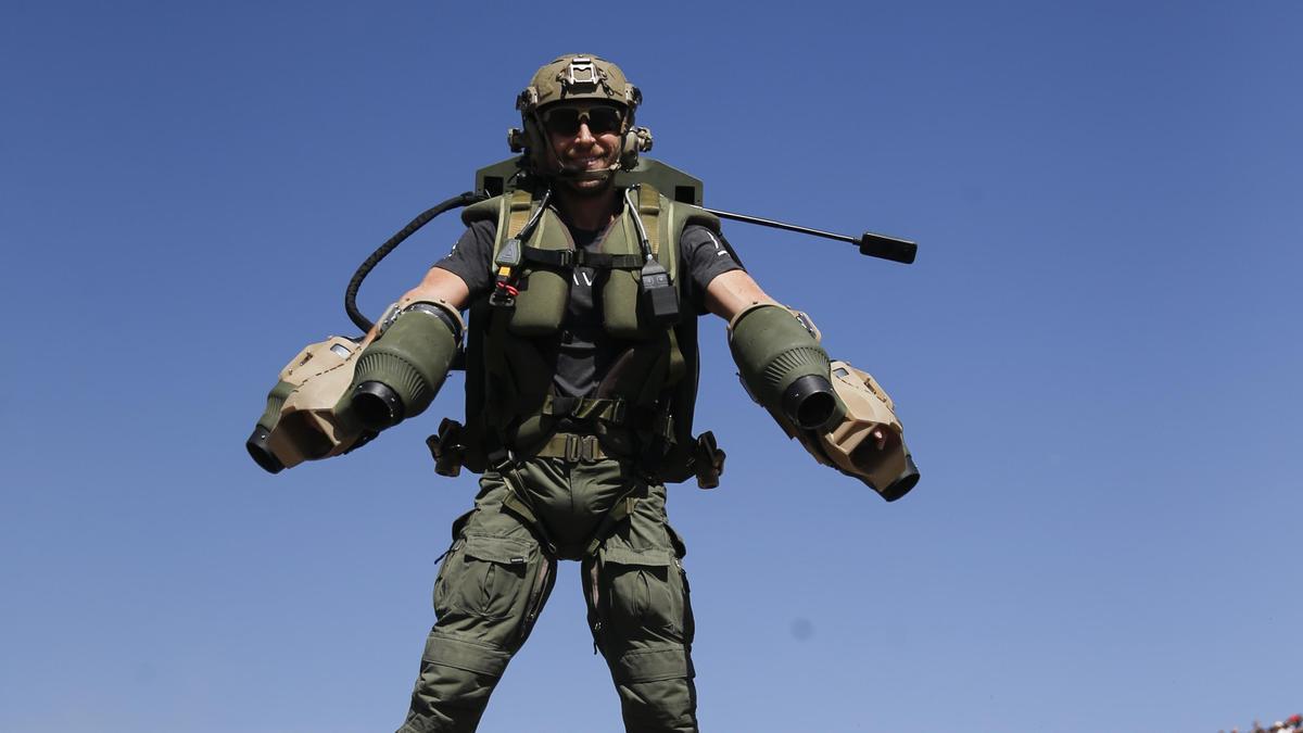 El inventor del traje volador, Richard Browning, durante el vuelo de exhibición.