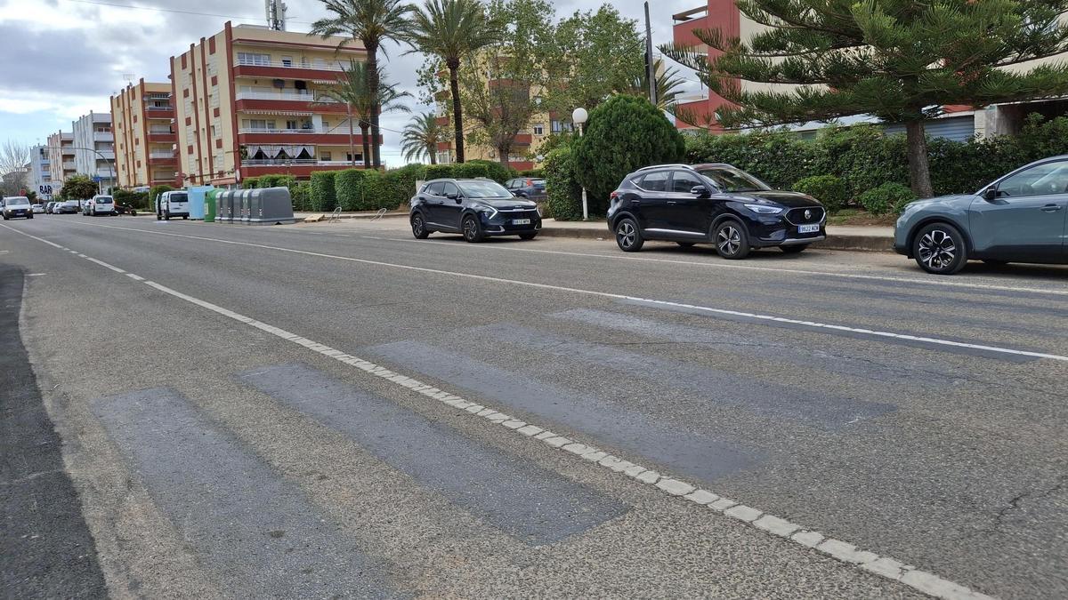 El paso de peatones borrado donde llegará la última de las 7 farolas