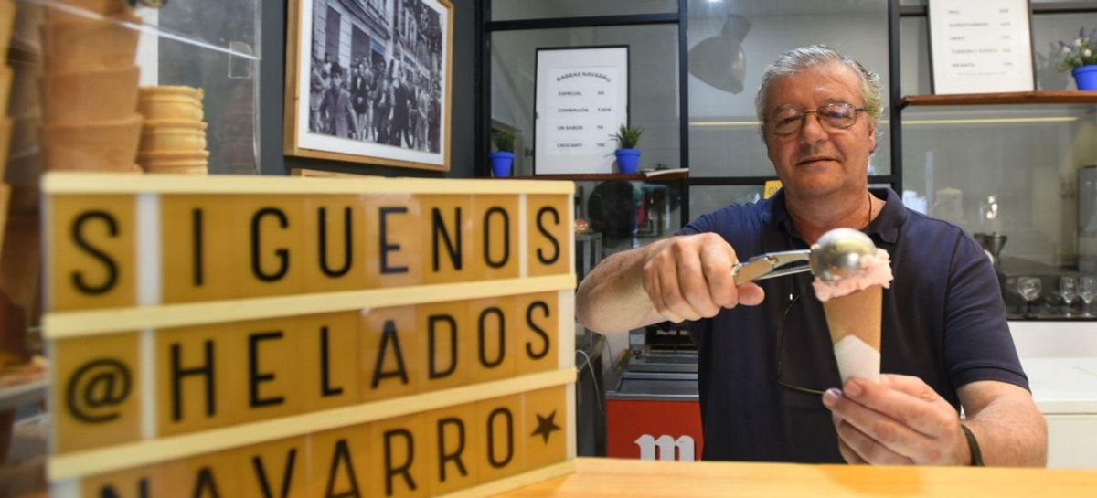 Camarero 8 Enrique Pulido, estudiante, trabaja este verano en Menorca.