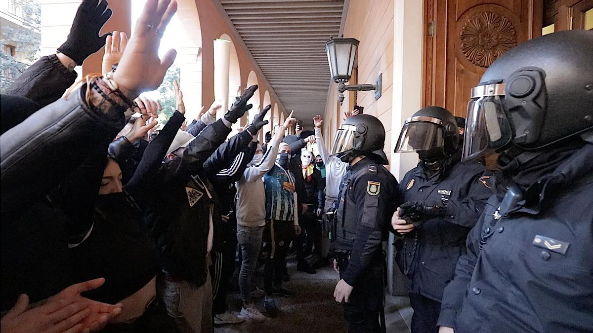 Impresionantes imágenes de la protesta de los restauradores ante el Parlament y en las calles de Palma