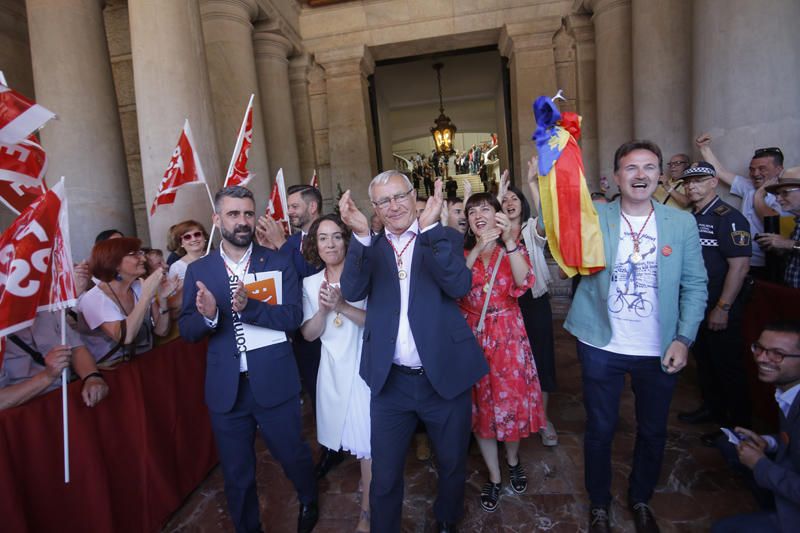 Baño de masas de Ribó y Gómez tras la constitución del ayuntamiento