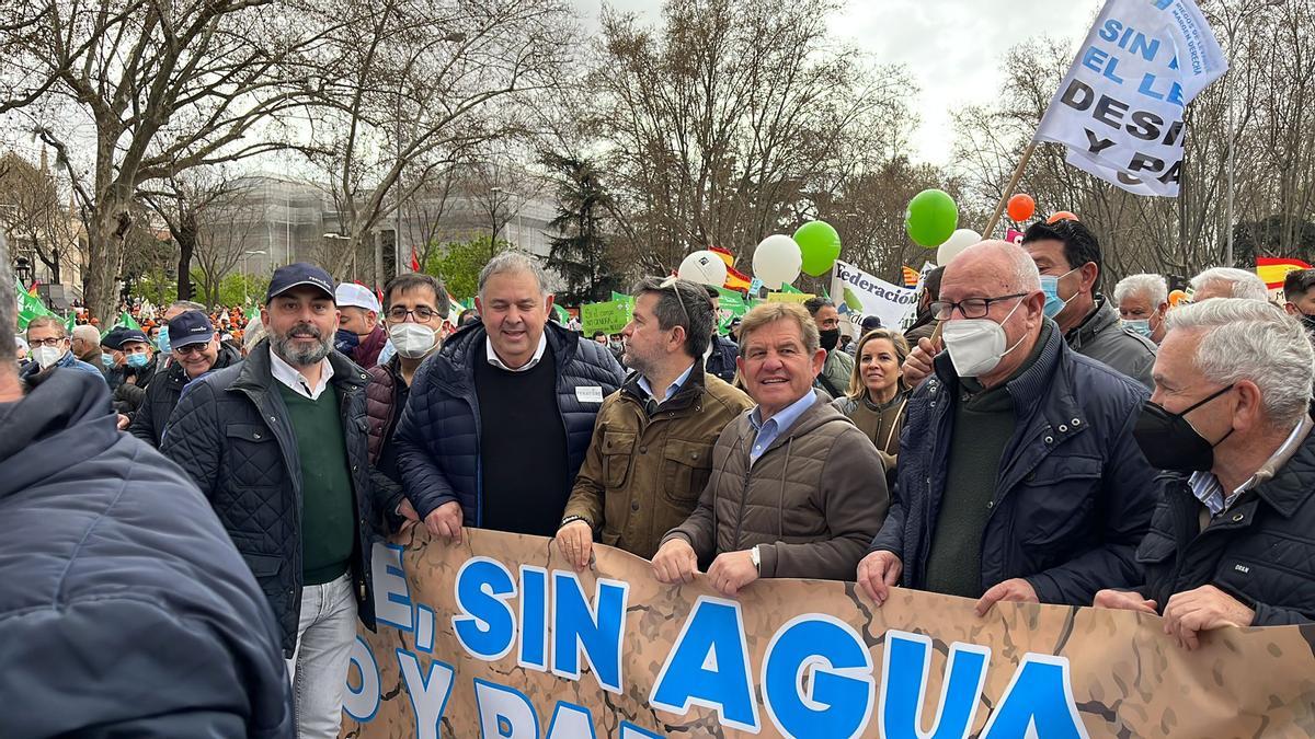 Lucas Jiménez en la manifestación de Madrid. A su izda, Javier Berenguer (Riegos de Levante)