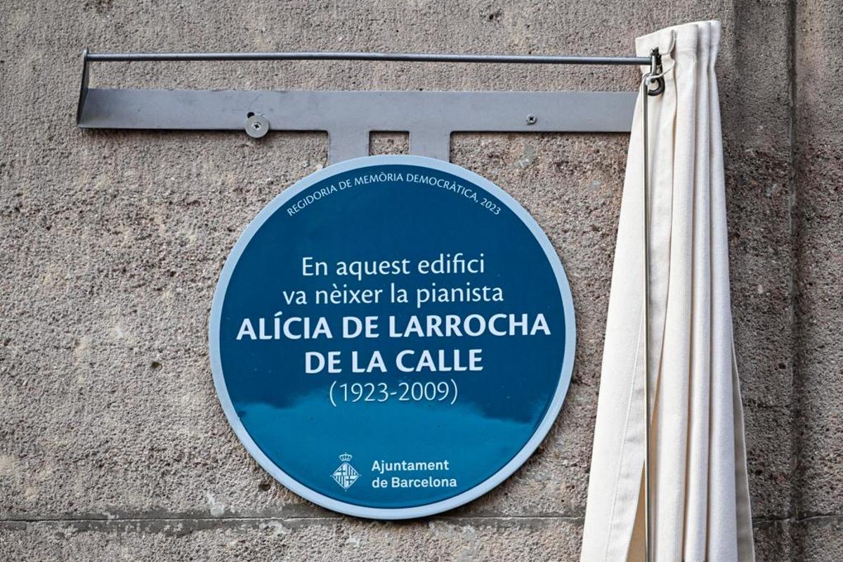 La nueva placa de memoria de la ciudad, en Còrsega, 263 bis.