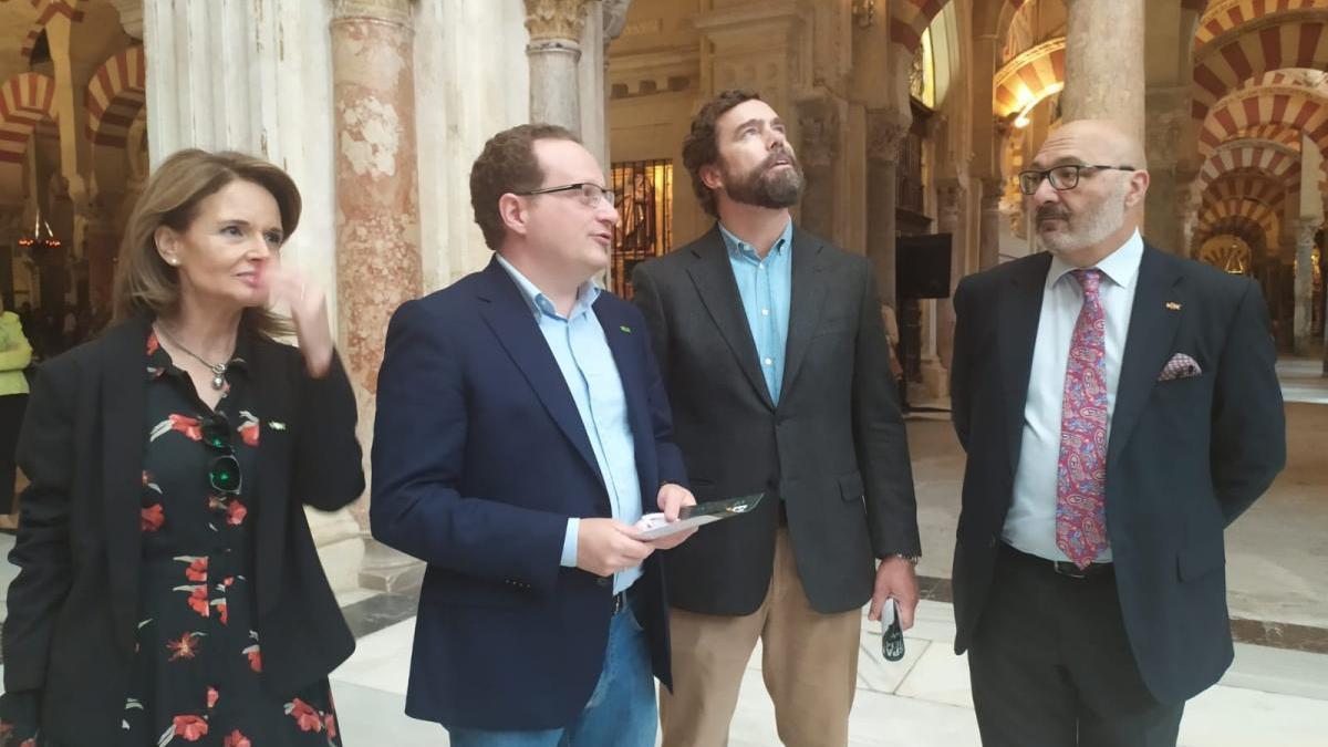 Iván Espinosa de los Monteros visita la Mezquita de Córdoba antes de su acto en Lucena