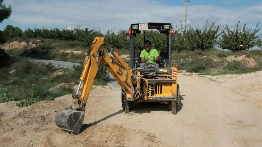 Las máquinas trabajan en la carretera de Almadenes.