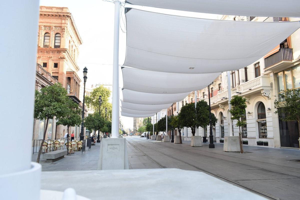 Toldos en la avenida de la Constitución de Sevilla en agosto de 2025.