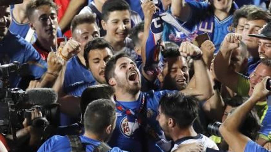 Jugadores y aficionados del Getafe celebran el ascenso. A la derecha, Bordalás se abraza a uno de sus jugadores.