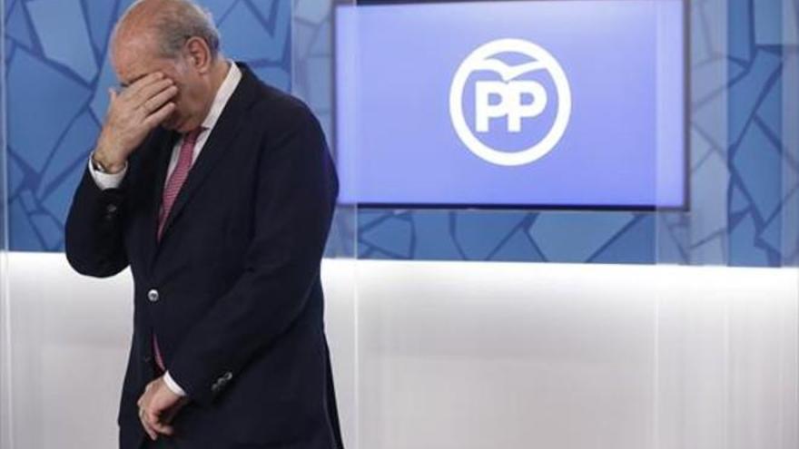 La oposición en bloque insta a Rajoy a que cese a Fernández Díaz por sus conversaciones con De Alfonso