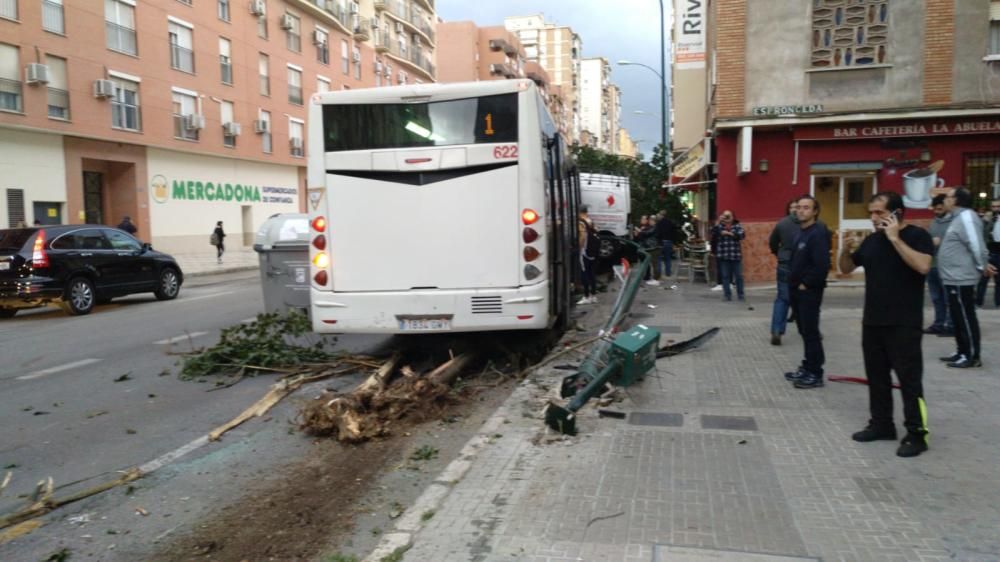 Un autobús de la EMT embiste media docena de coches en Héroe de Sostoa.