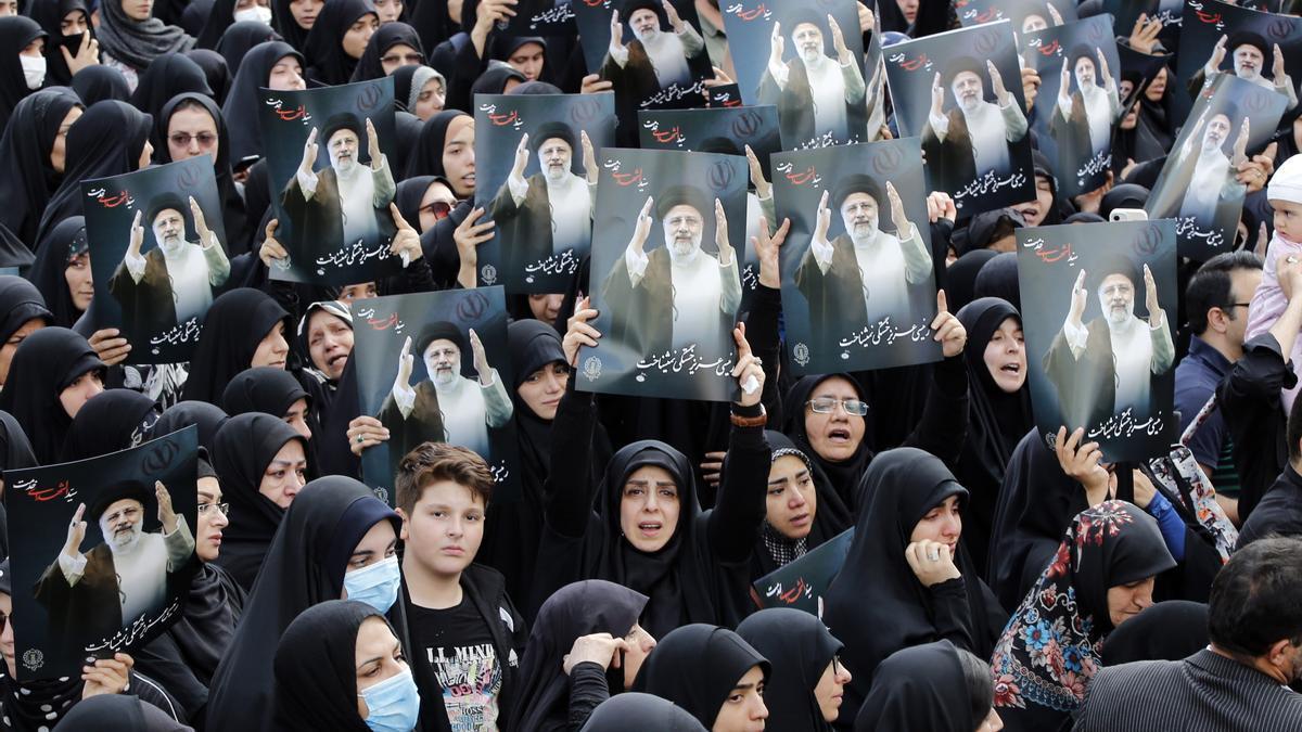 Masiva procesión funeraria para despedir al presidente iraní, Ebrahim Raisi.