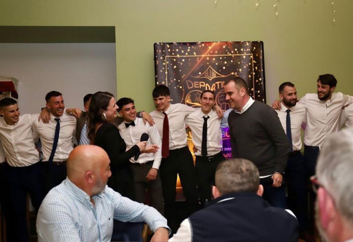 Músicos y jugadores, interpretando el himno.