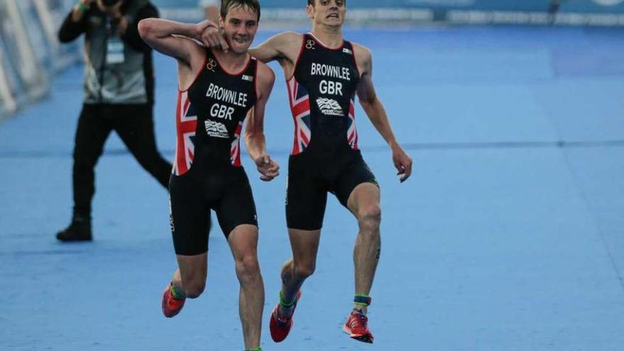 Alistair Brownlee ayuda a su hermano Jonathan a terminar la carrera tras su desfallecimiento.