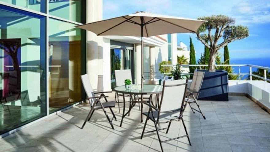 Muebles de jardín de Carrefour: conjunto de mesa alta, sillones y parasol en acero.