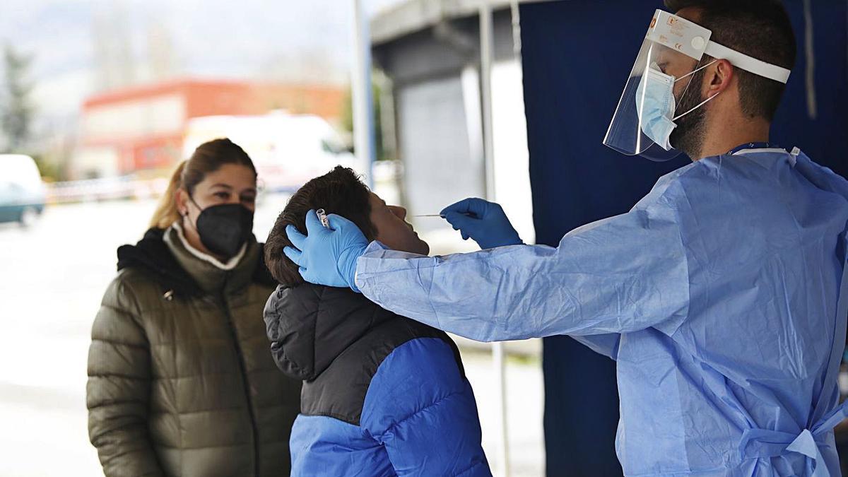 Un estudiante se somete a la toma de muestras para la realización de pruebas PCR en el cribado de Grado.   Luisma Murias