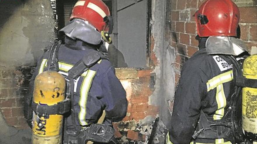 Un fuego en Vila-real obliga a desalojar a veinte vecinos