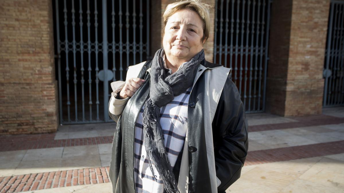 Victoria Belis, trabajadora social de Sagunto, frente a la plaza de toros de València.