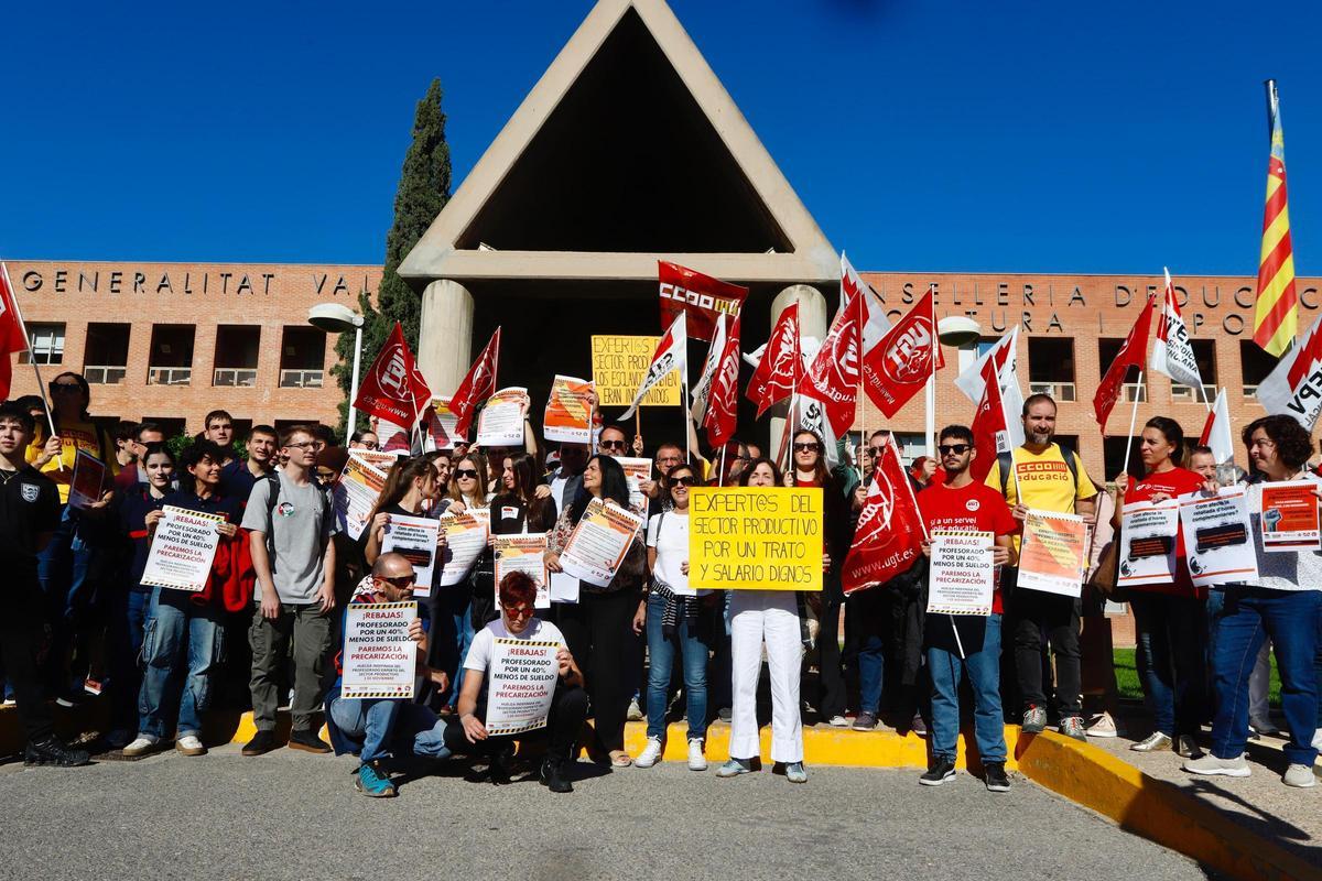 Profesorado y alumnado de FP en la protesta previa a la huelga indefinida de docentes especialistas.