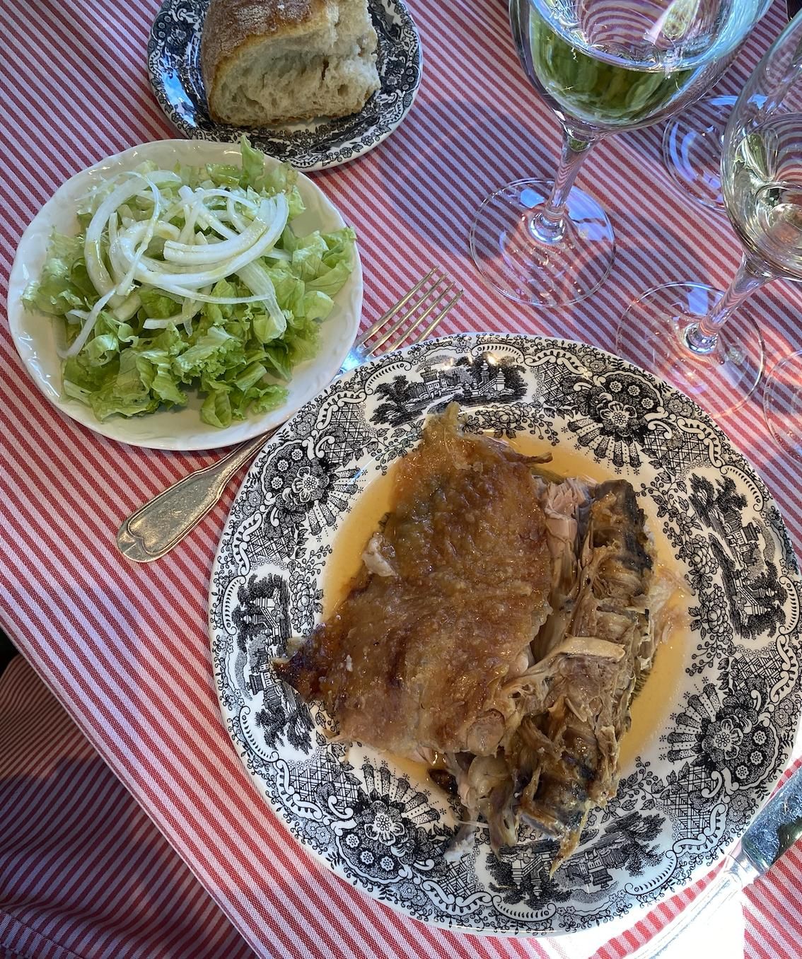 El asado de lechazo es el plato estrella, con permiso de los huevos fritos con morcilla.