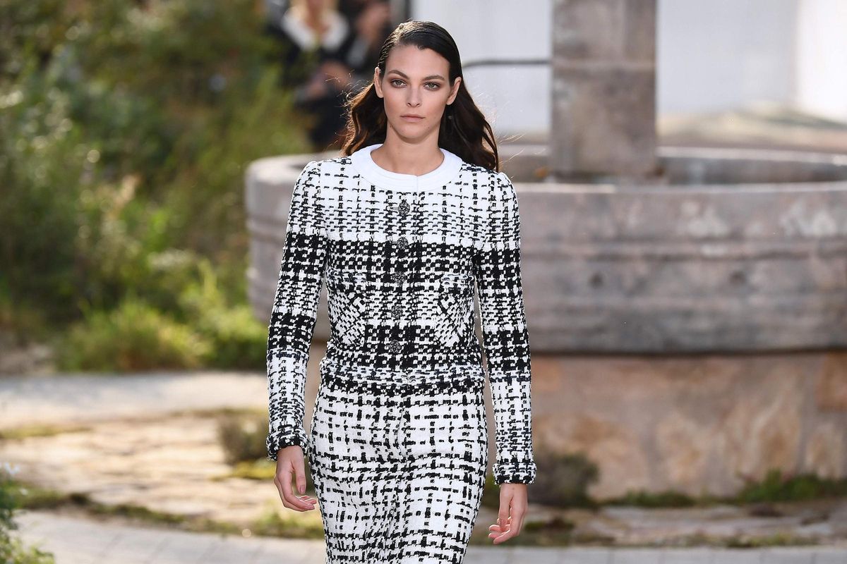 La modelo italiana Vittoria Ceretti luce un conjunto de tweed, en el desfile de Chanel SS 2020/2021, en el Grand Palais de París.