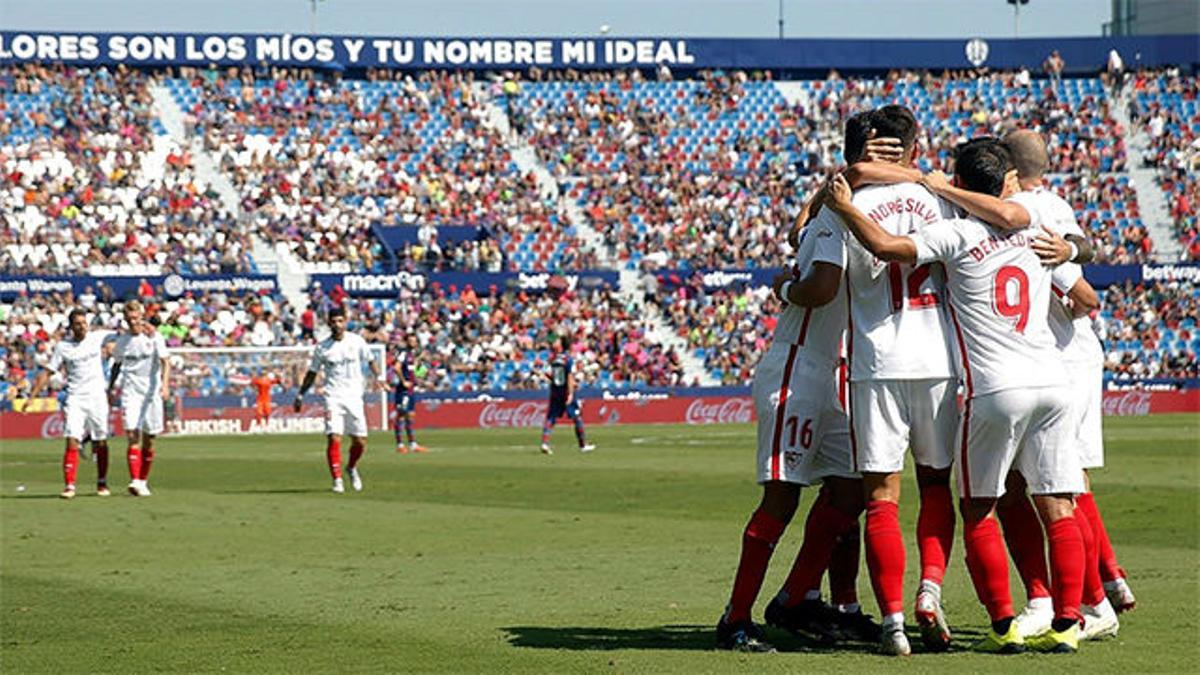 El Sevilla arrasa a un Levante irreconocible en el Ciutat de Valencia